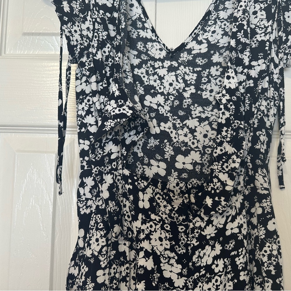 Express Black and White Floral Romper Short sleeves
Size 0 - Picture 5 of 8